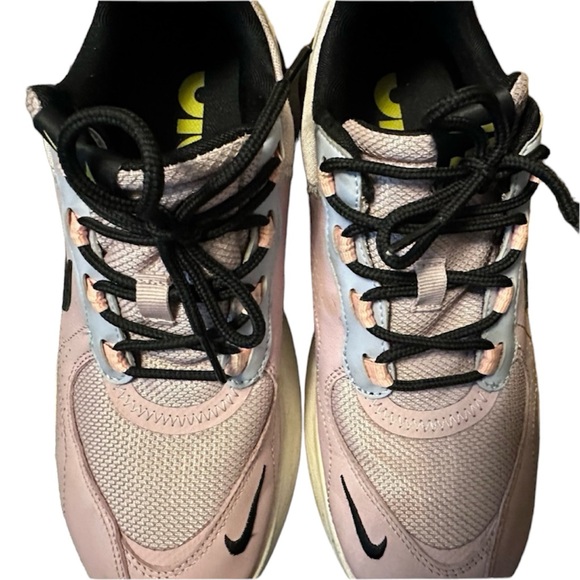 Women’s Nike shoes (like new) - Picture 2 of 2